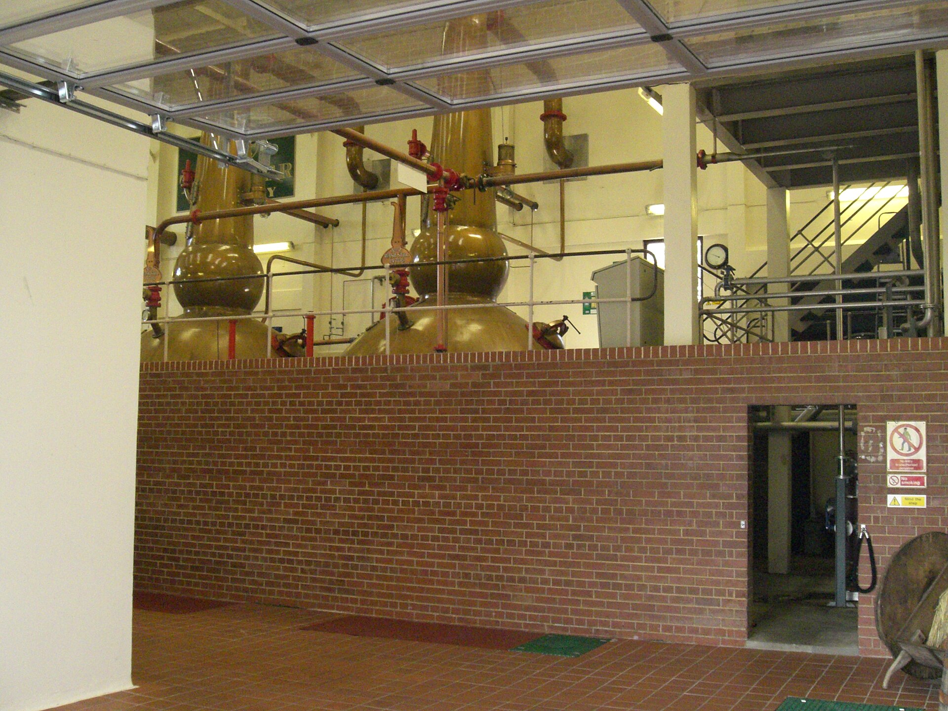 Медные pot still Talisker — характерная форма с изогнутой lyne arm