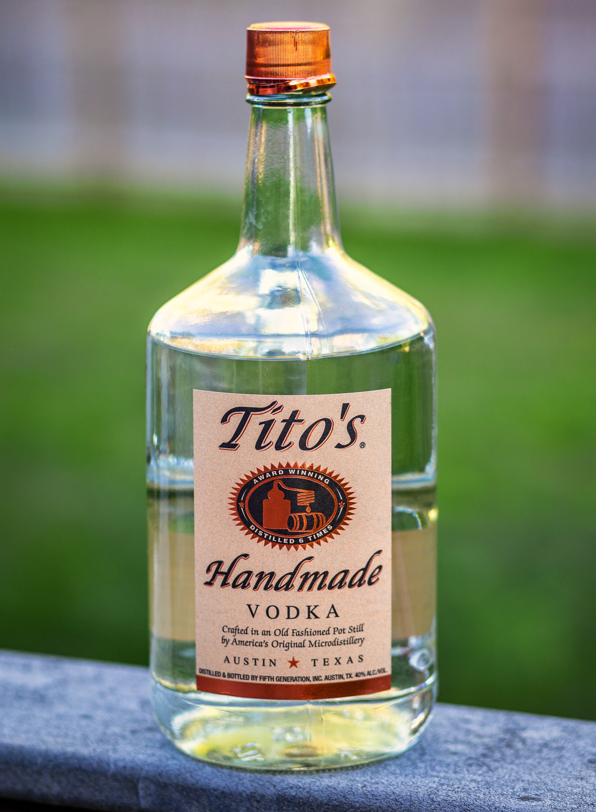 Бутылка Tito's Handmade Vodka, 1,75 л