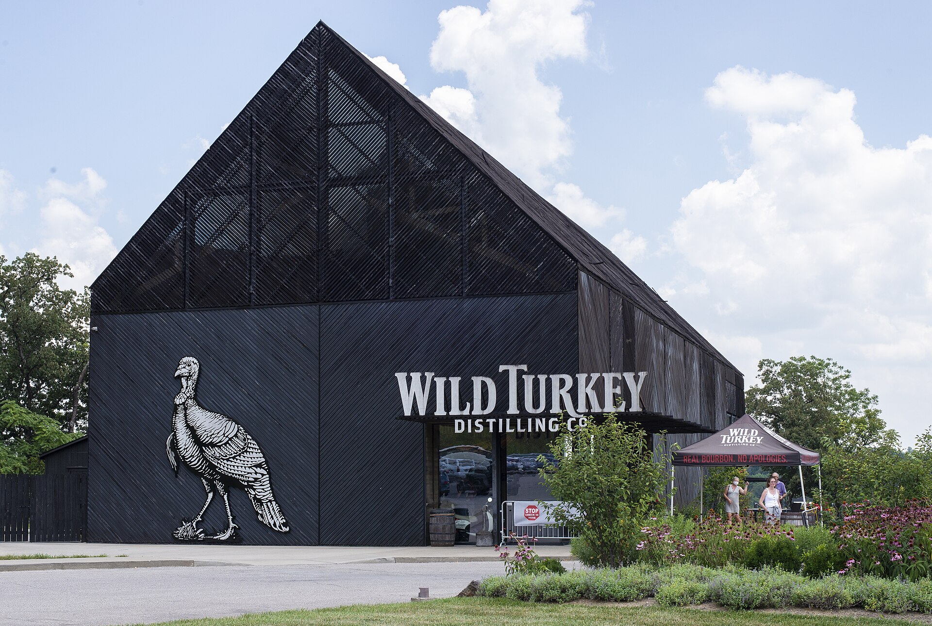 Центр для посетителей винокурни Wild Turkey в Лоренсбурге, Кентукки