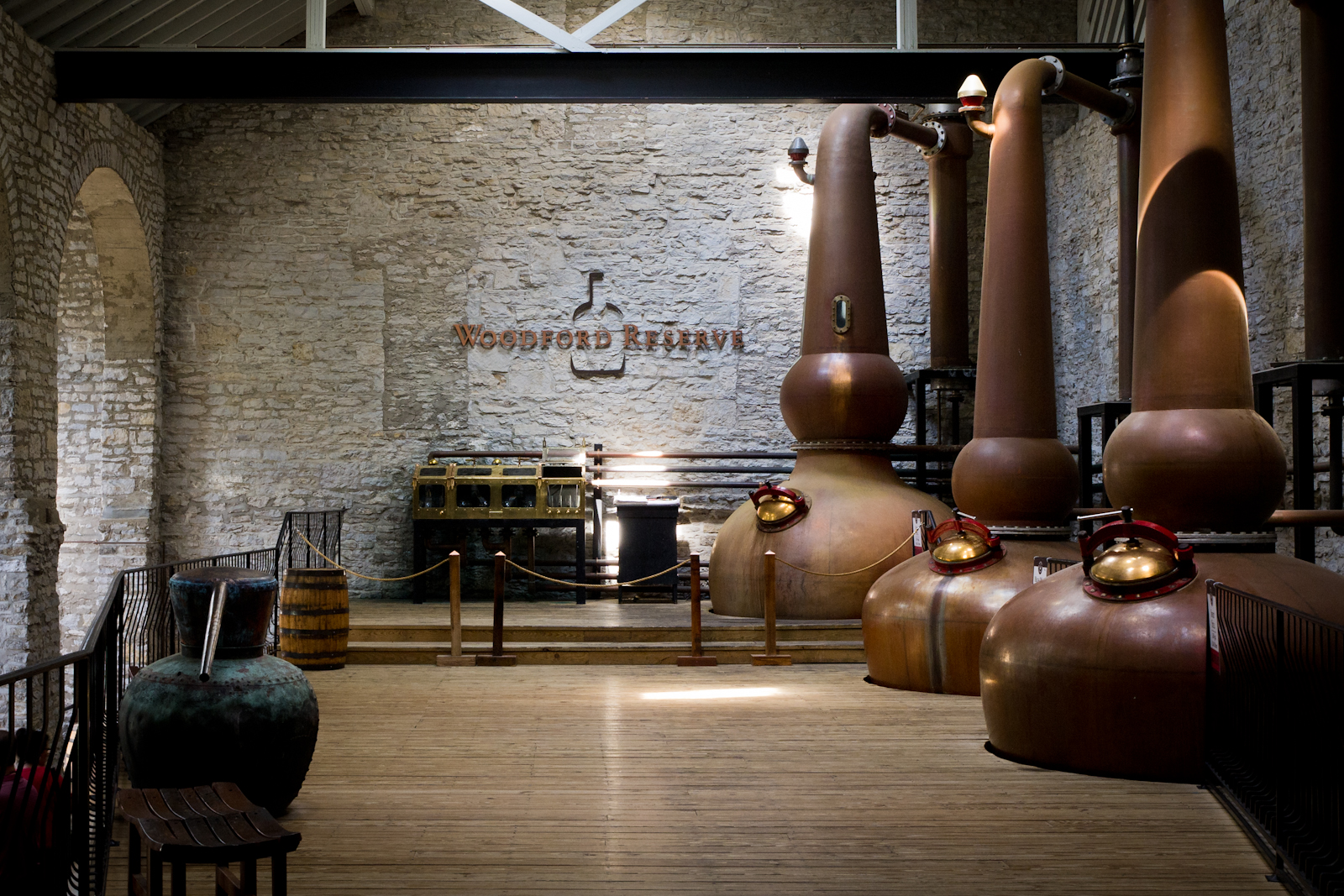 Медные pot still в цехе дистилляции винокурни Woodford Reserve
