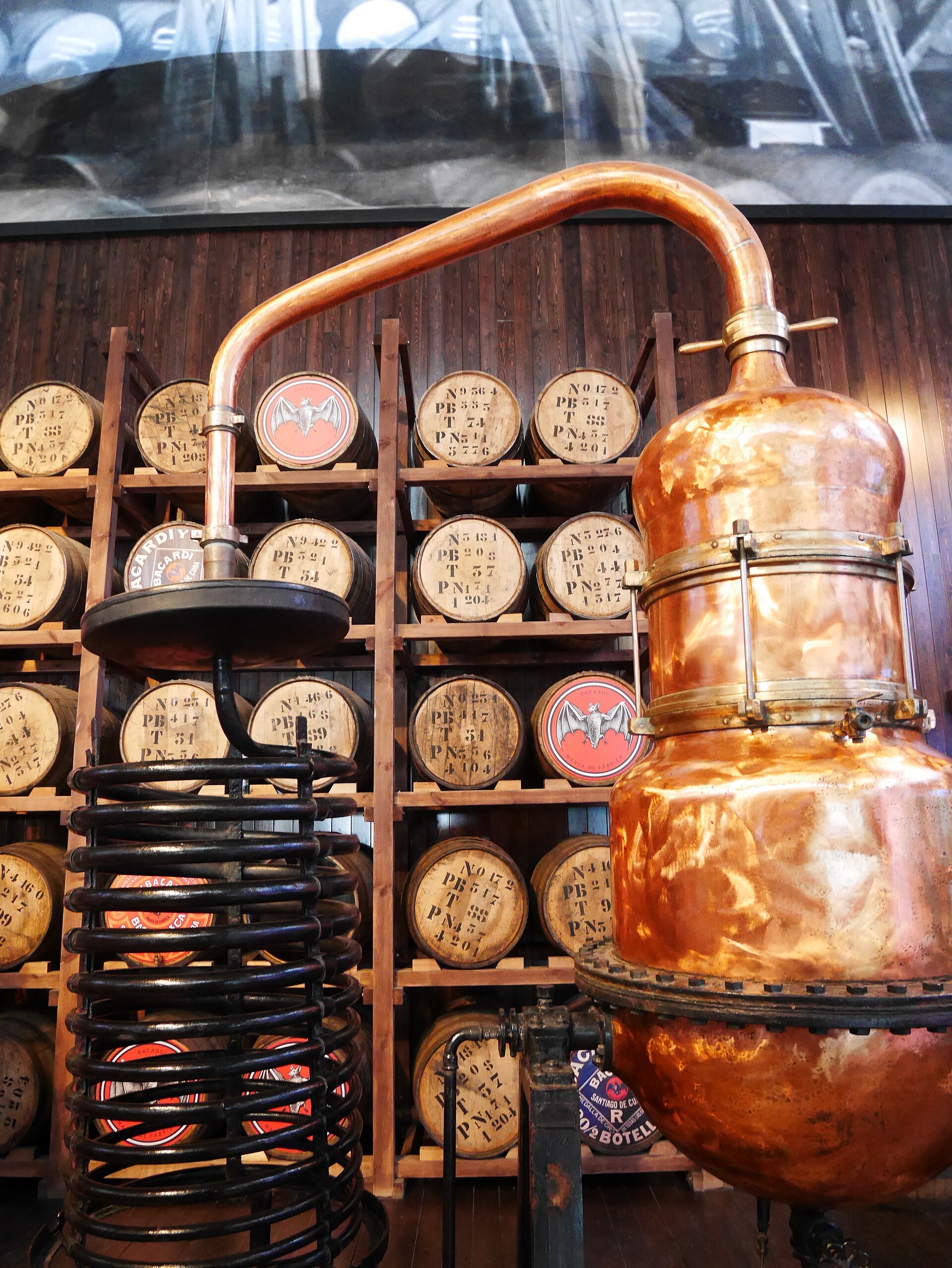 Медный pot still и бочки на ромовой винокурне