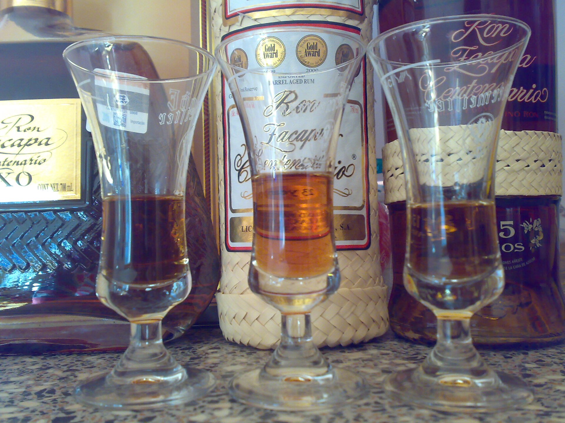 Линейка бутылок Zacapa: 15 лет, 23 (Sistema Solera) и XO 25 лет — рядом видна лента-петате
